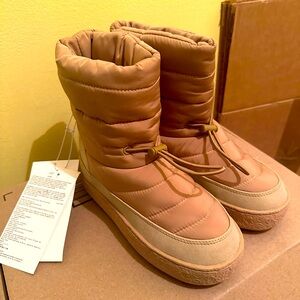 Amazon essentials size 5 boots perfect for this winter!! Very cozy and comfy!